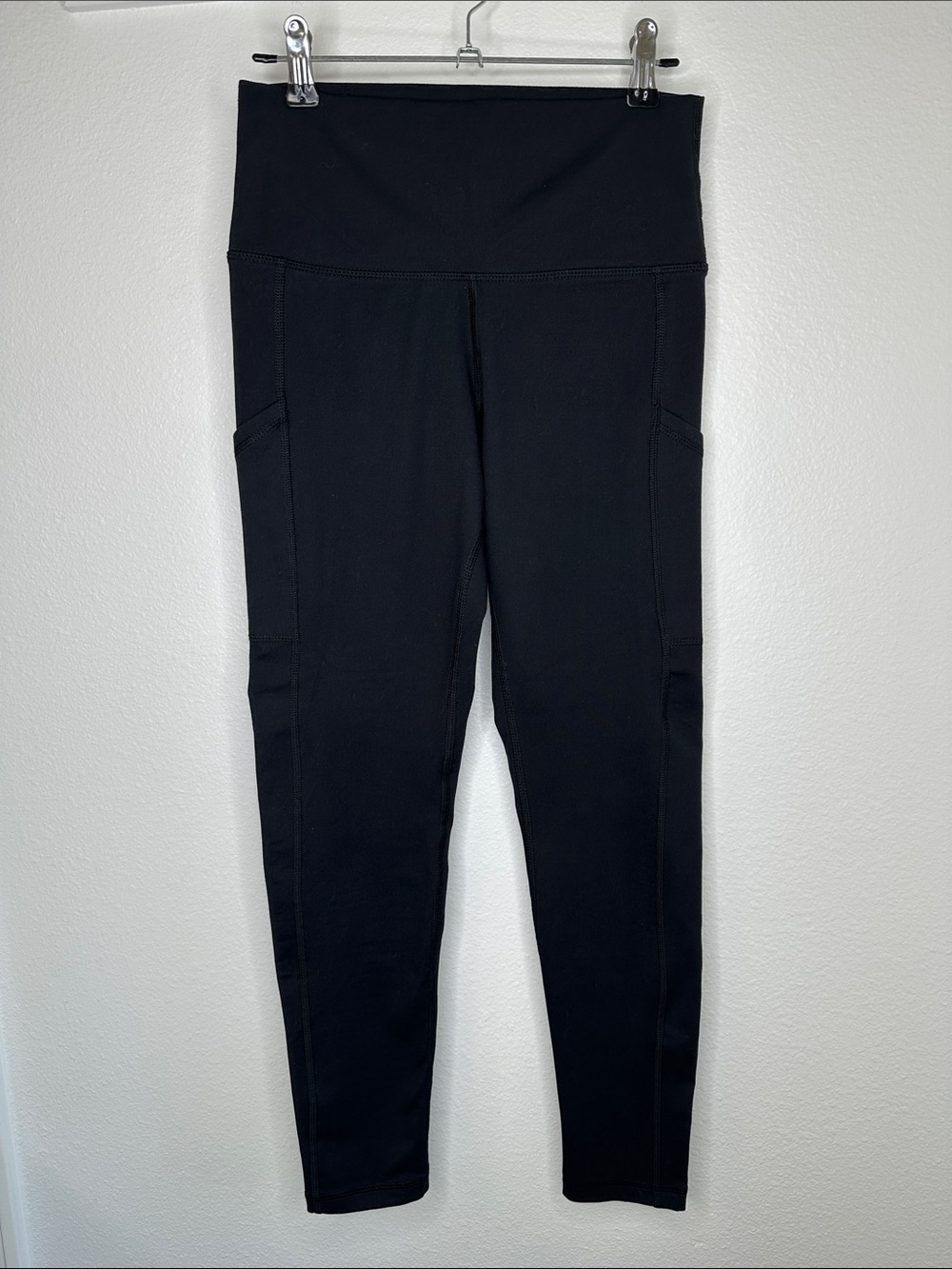 Offline by Aerie sz Medium “The Hugger Legging”, Hi-Rise, Pockets, Black, AE